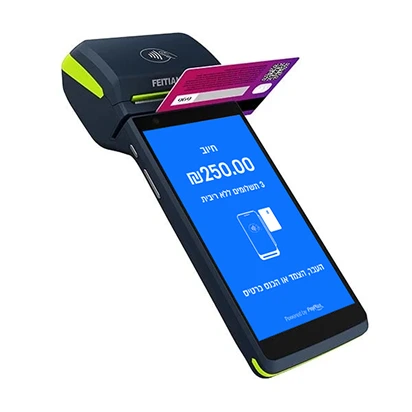 מסוף EMV נייד של PayPlus עם כרטיס אשראי